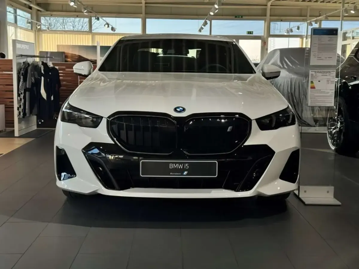 Gebraucht BMW i5 Performance 250 kW (340 PS) 2026 Alpinweiss iii Limousine