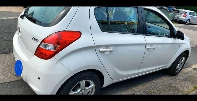 Weiß Gebraucht 2011 Hyundai i20 Intro Edition Kleinwagen | 4.500 € (Teuer) - Bild 1/4