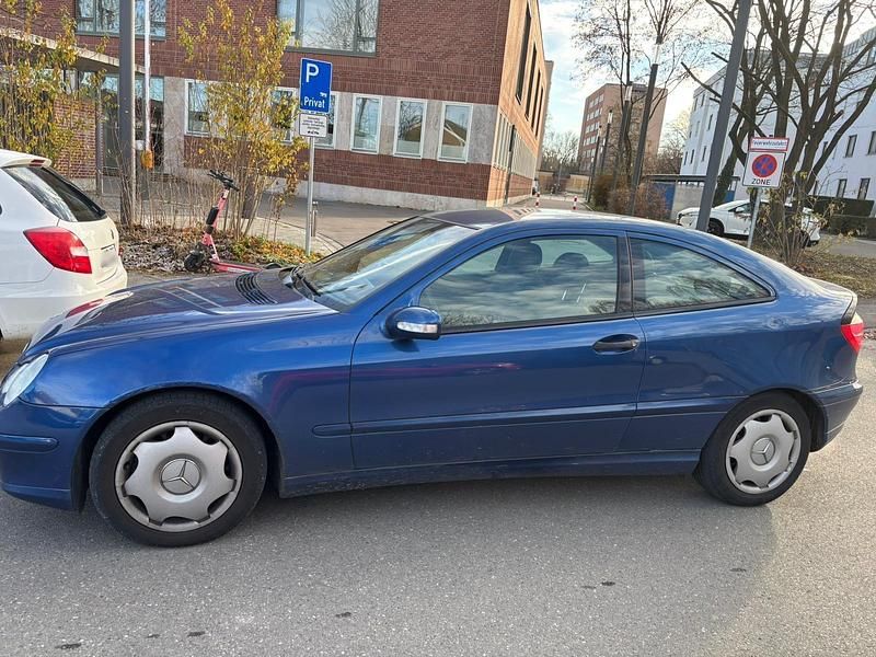 Second-hand Mercedes C180 143 CP (105 kW) 2002 Albastru Coupe