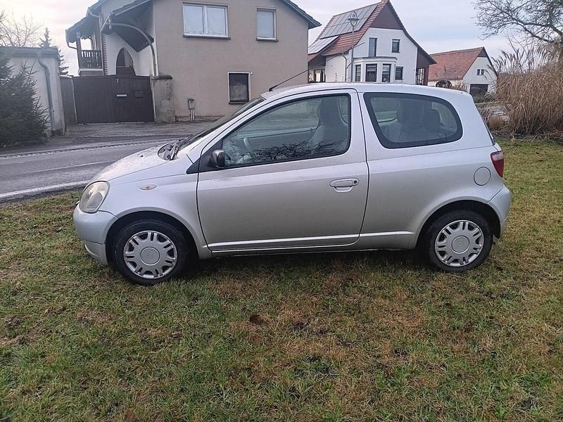 Gebraucht Toyota Yaris 87 PS (63 kW) 2002 Silber Kleinwagen