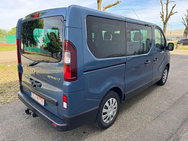 Second-hand Renault Trafic 145 CP (106 kW) 2017 Albastru Monovolum