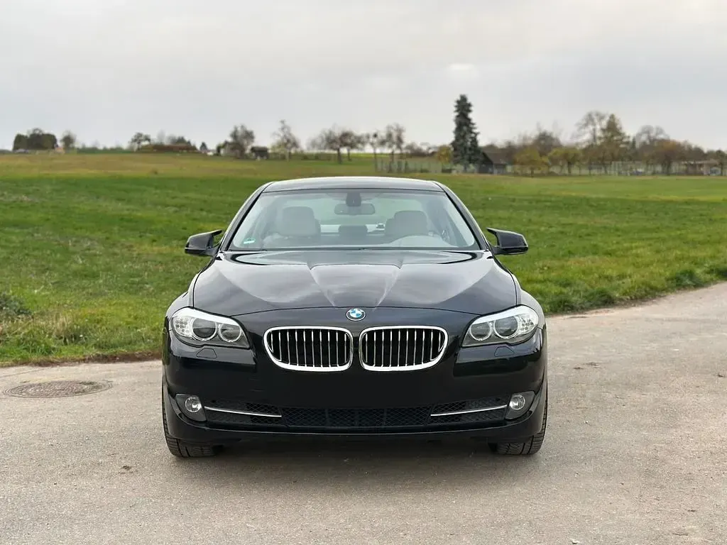 Käytetty BMW 523 Sport Line 204 HP (150 kW) 2011 Musta Sedan
