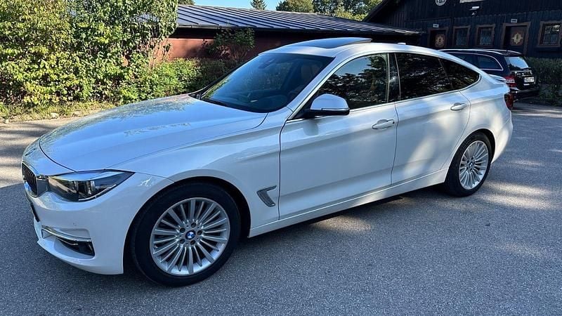 Weiß Gebraucht 2019 BMW 330 Gran Turismo Luxury Line Limousine | 20.000 € (Guter Preis) - Bild 1/4