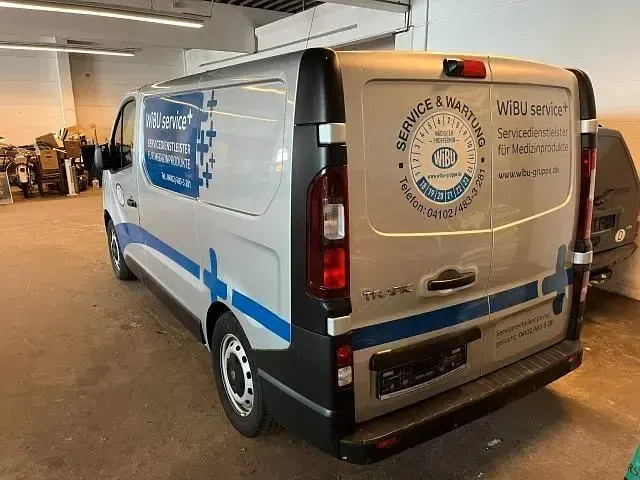 Gebraucht Renault Trafic Komfort 145 PS (106 kW) 2017 Silber Van / Kleinbus