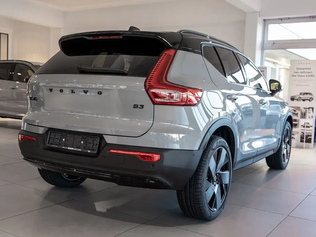 Neu Volvo XC40 Plus 163 PS (119 kW) 2026 Grau SUV