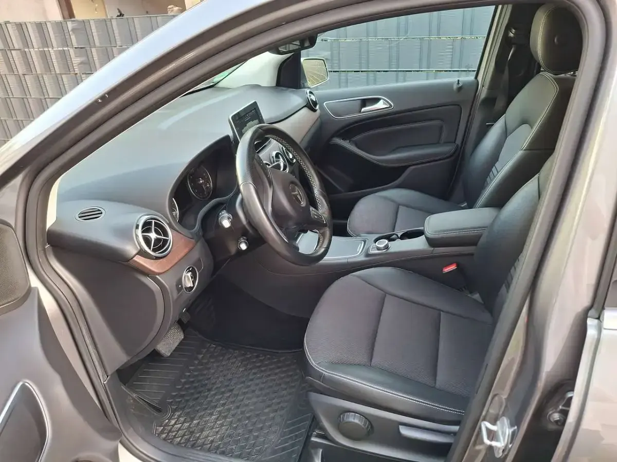 Gebraucht Mercedes B180 122 PS (89 kW) 2015 Grau Van / Kleinbus