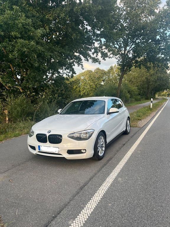 Weiß Gebraucht 2013 BMW 118 Performance Kleinwagen | 6.799 € (Guter Preis) - Bild 1/4