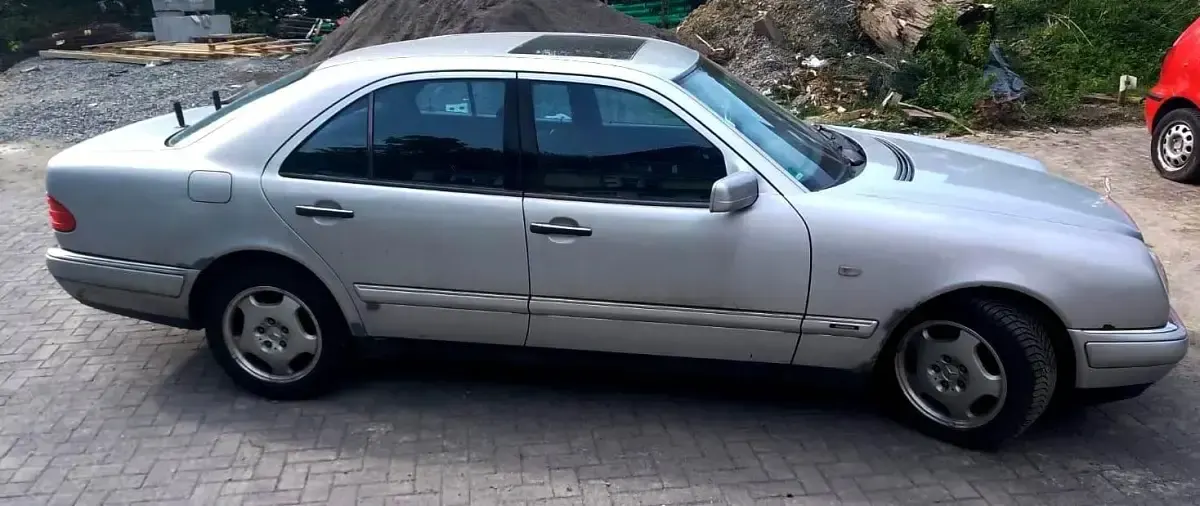 Gebraucht Mercedes E240 170 PS (125 kW) 1999 Silber Limousine