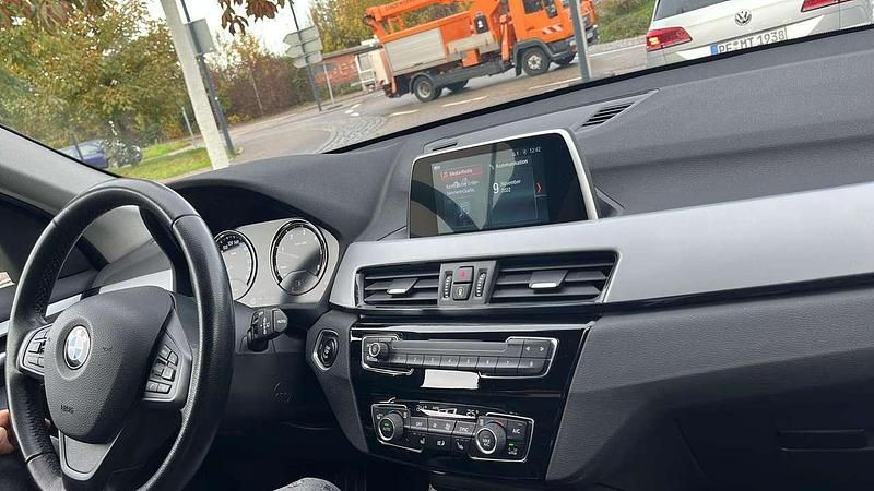 Grau Gebraucht 2019 BMW X1 Advantage SUV | 17.850 € (Etwas zu teuer) - Bild 1/4