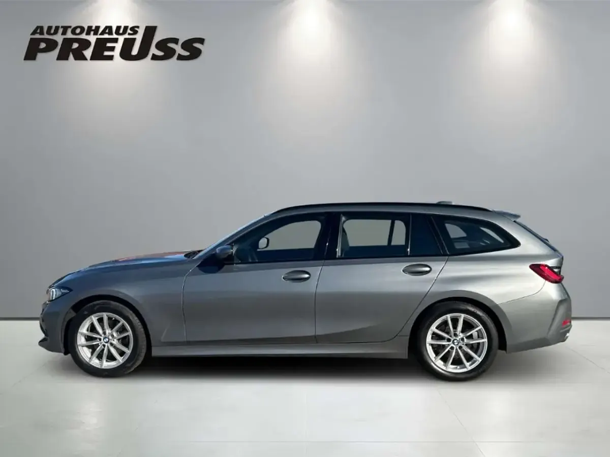 Gebraucht BMW 320 190 PS (139 kW) 2023 Skyscraper grau metallic Kombi