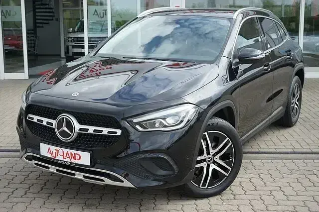 Second-hand Mercedes GLA200 Style 163 CP (119 kW) 2020 Negru SUV