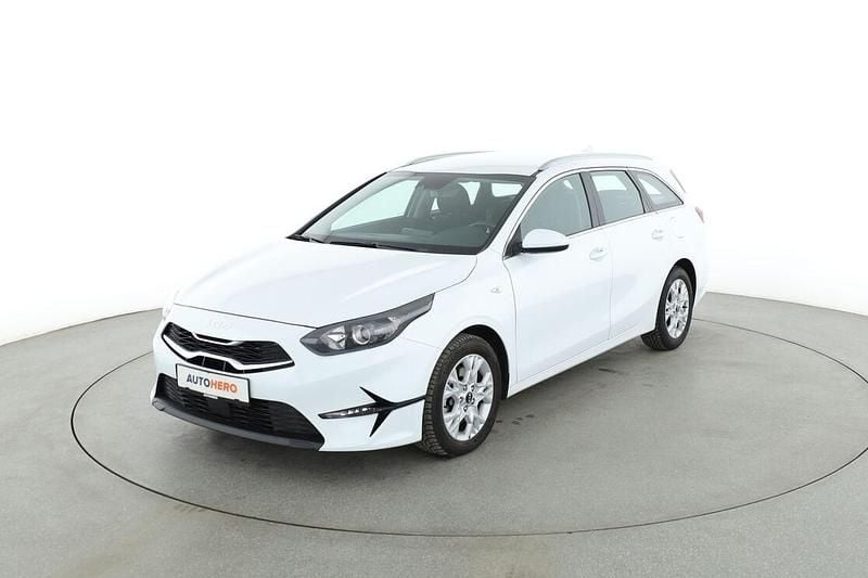 Weiß Gebraucht 2023 Kia Ceed Vision Kleinwagen | 19.660 € (Superpreis) - Bild 1/3