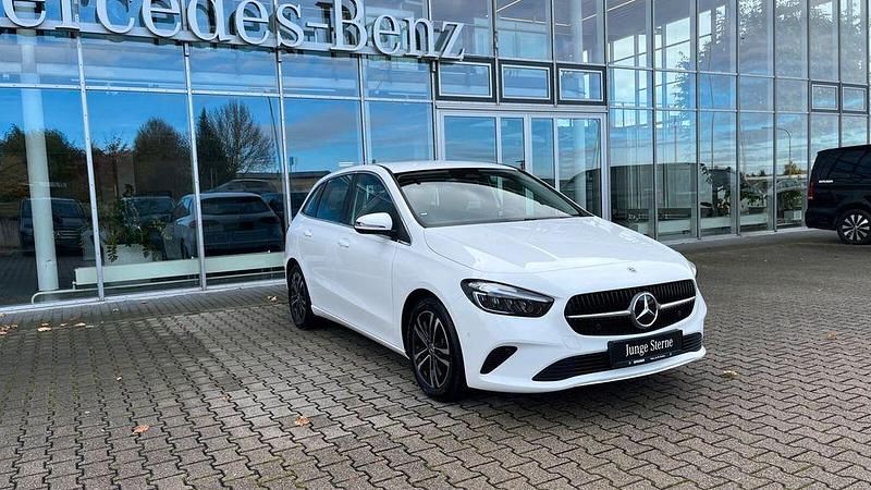 Gebraucht Mercedes B200 Progressive 163 PS (119 kW) 2024 Weiß Van / Kleinbus