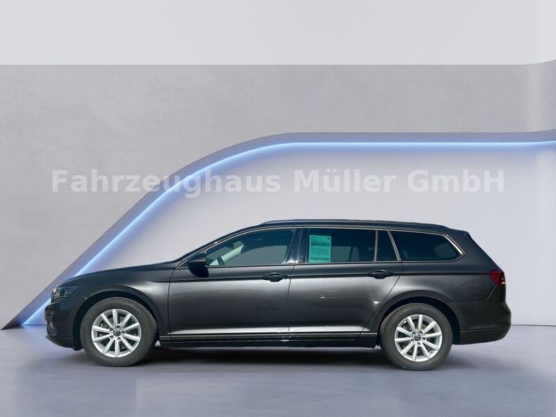 Usata VW Passat Basis 122 CV (89 kW) 2022 Grigio Station wagon