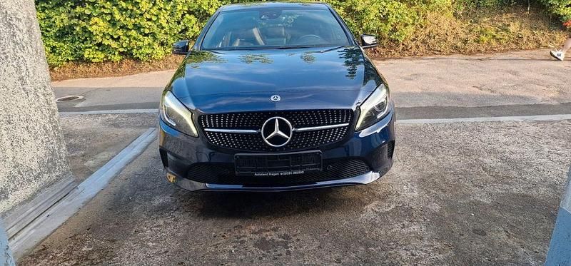 Blau Gebraucht 2017 Mercedes A250 Limousine | 18.500 € (Superpreis) - Bild 1/4