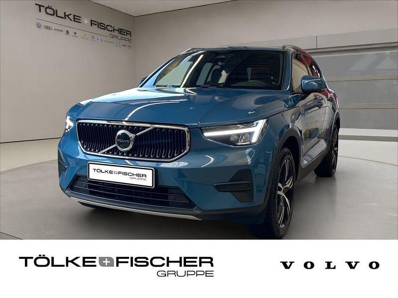 Fjord blue / (metallic) Gebraucht 2024 Volvo XC40 Core SUV | 33.489 € (Guter Preis) - Bild 1/4
