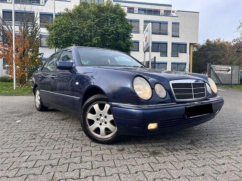 Blau Gebraucht 1998 Mercedes E240 Elegance Limousine | 2.500 € (Superpreis) - Bild 1/4