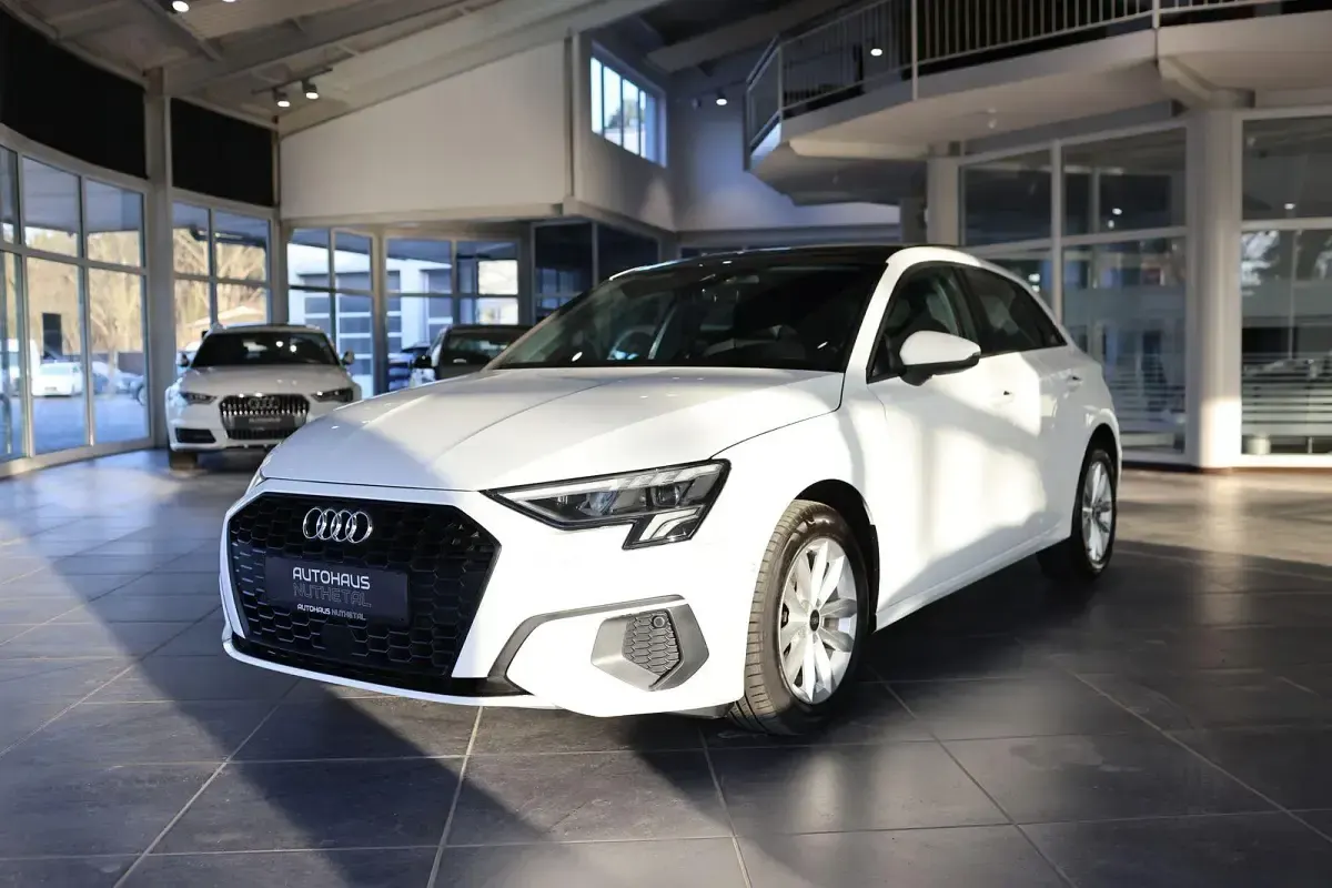 Gebraucht Audi A3 Comfort 116 PS (85 kW) 2023 Weiß Limousine