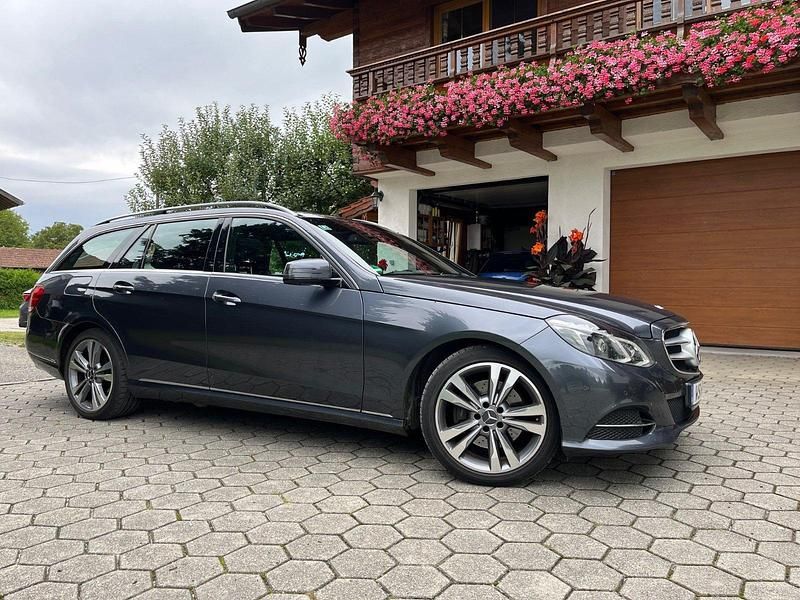 Gebraucht Mercedes E250 204 PS (150 kW) 2014 Grau Kombi