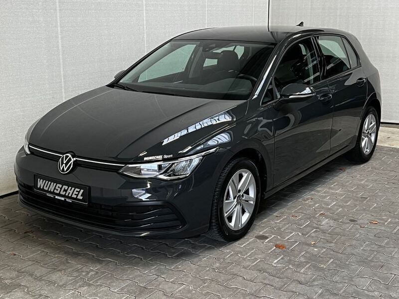 Grau Gebraucht 2024 VW Golf VIII Life Limousine | 23.944 € (Fairer Preis) - Bild 1/4
