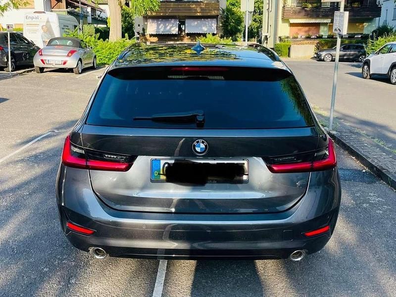 Grau Gebraucht 2020 BMW 320 Sport Line Kombi | 28.700 € (Teuer) - Bild 1/4