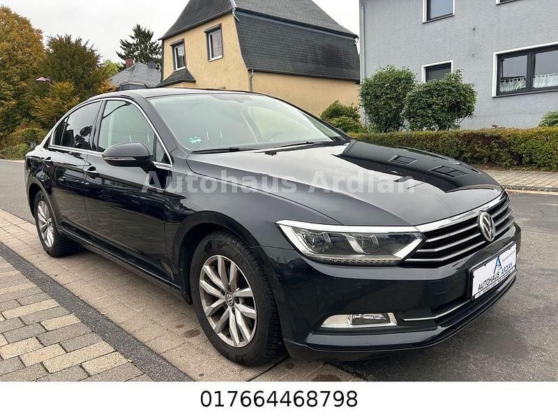 Schwarz Gebraucht 2016 VW Passat Comfortline Limousine | 13.299 € (Fairer Preis) - Bild 1/4