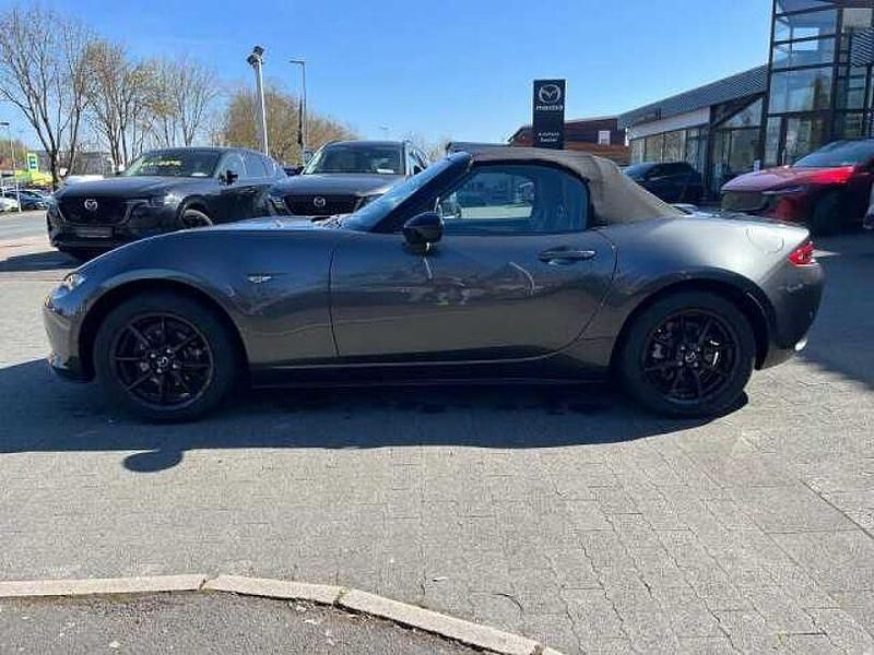 Gebraucht Mazda MX5 Ad'Vantage 132 PS (97 kW) 2022 Machine grey (metallic) Cabrio