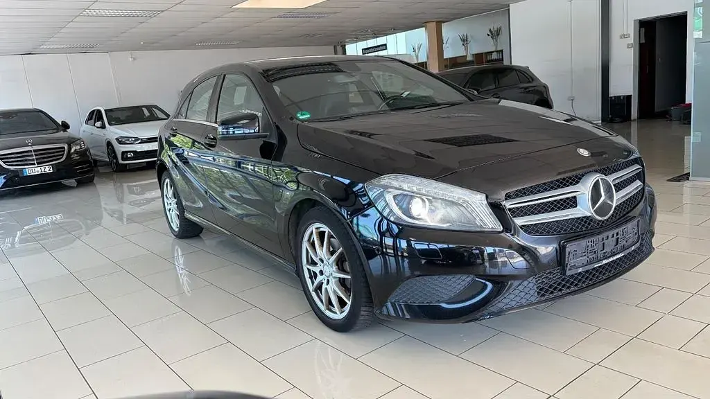 Gebraucht Mercedes A180 122 PS (89 kW) 2012 Schwarz Kleinwagen