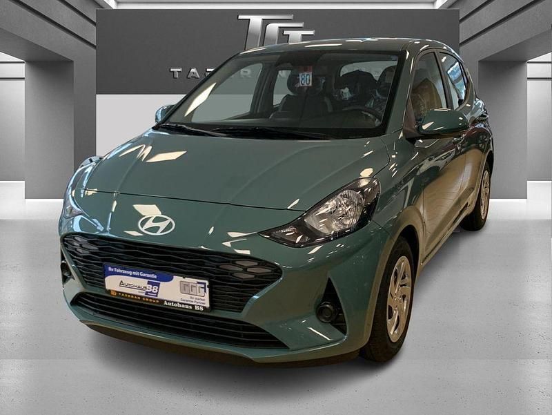 Grün Neu 2025 Hyundai i10 Pure Kleinwagen | 16.900 € (Guter Preis) - Bild 1/4