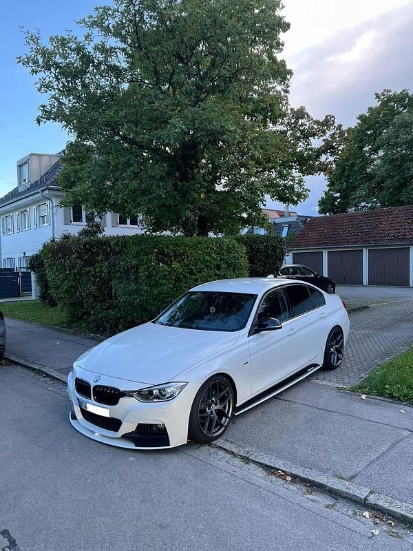 Weiß Gebraucht 2013 BMW 320 M Performance Limousine | 18.990 € - Bild 1/4