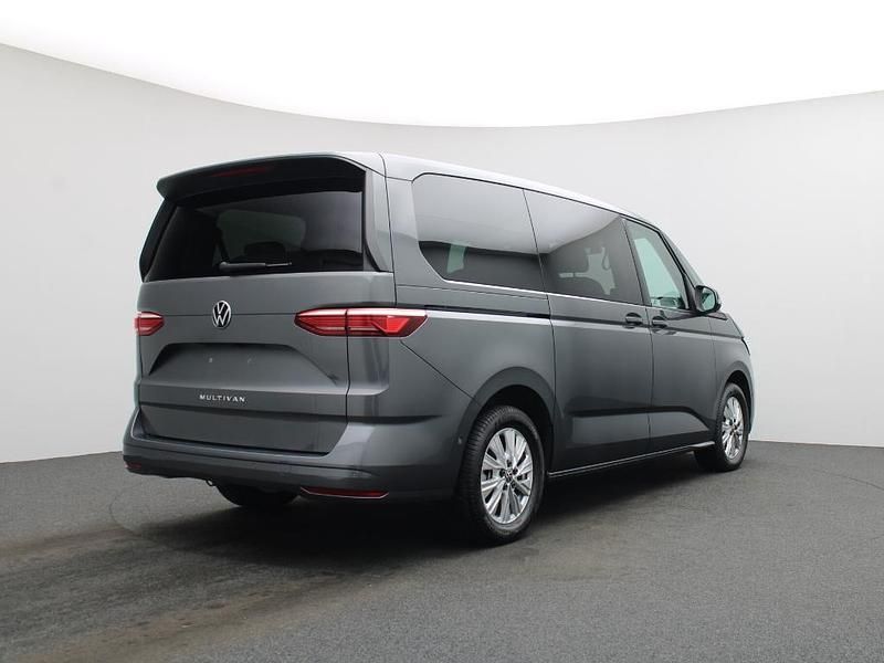 Gebraucht VW Multivan Life 150 PS (110 kW) 2025 Grau Van