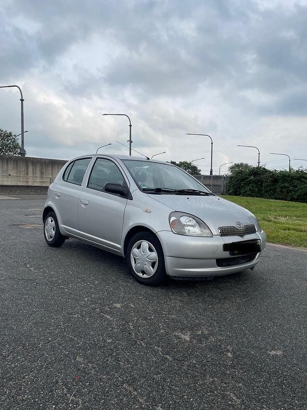 Silber Gebraucht 2003 Toyota Yaris Kleinwagen | 1.650 € (Guter Preis) - Bild 1/4
