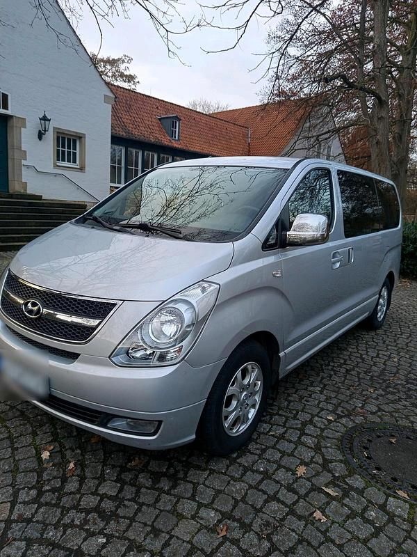 Silber Gebraucht 2010 Hyundai H-1 Van / Kleinbus | 7.500 € - Bild 1/4