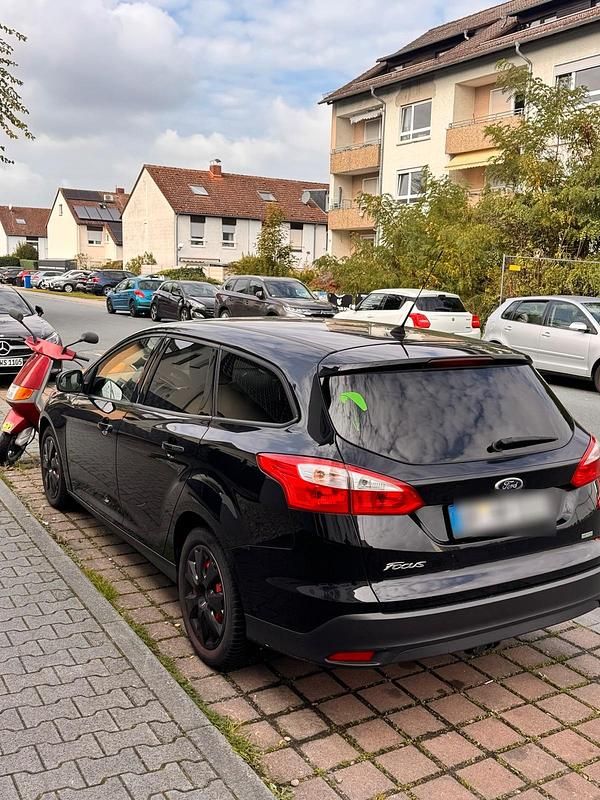 Schwarz Gebraucht 2014 Ford Focus Kombi | 3.750 € (Superpreis) - Bild 1/4