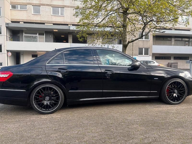 Second-hand Mercedes E250 204 CP (150 kW) 2010 Negru Berlinǎ