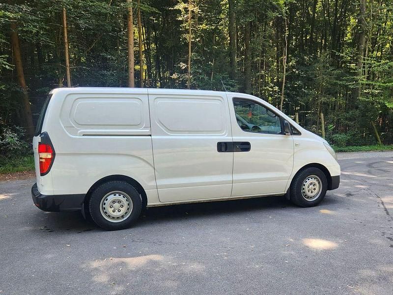 Weiß Gebraucht 2014 Hyundai H-1 Van / Kleinbus | 5.790 € (Superpreis) - Bild 1/4