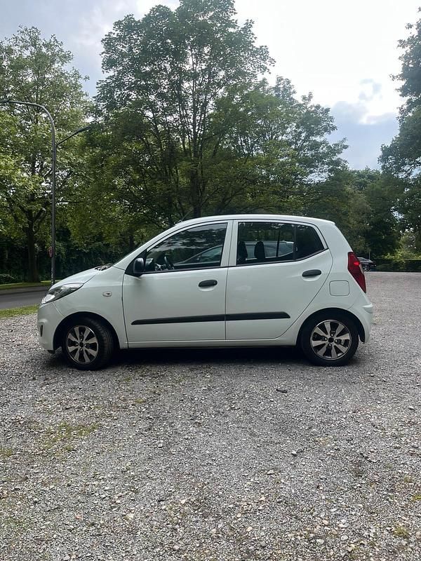 Gebraucht Hyundai i10 69 PS (50 kW) 2011 Weiß Kleinwagen