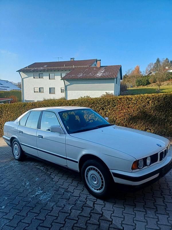 Weiß Gebraucht 1989 BMW 524 Limousine | 3.000 € - Bild 1/4