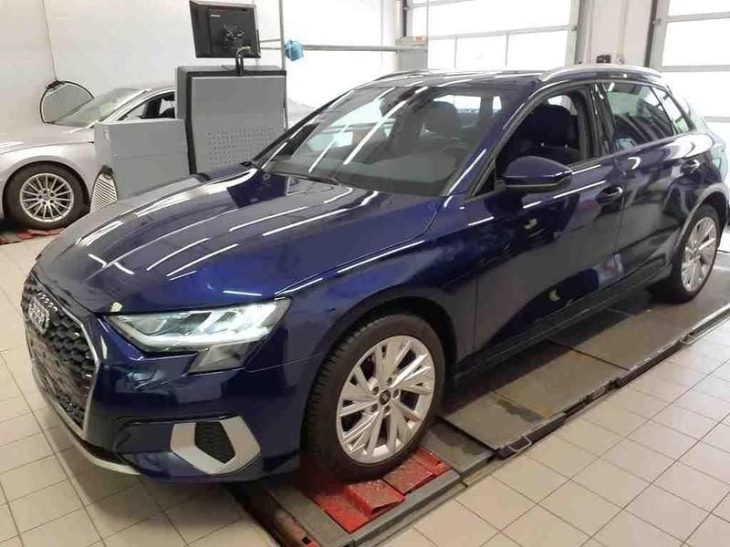 Blau Gebraucht 2022 Audi A3 Advanced Kombi | 25.950 € (Fairer Preis) - Bild 1/4