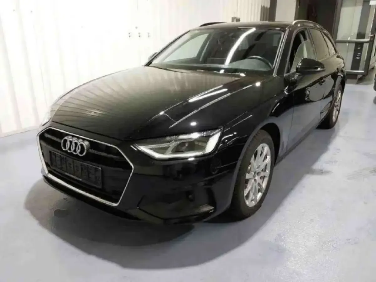 Gebraucht Audi A4 Basis 150 PS (110 kW) 2022 Mythosschwarz metallic Kombi