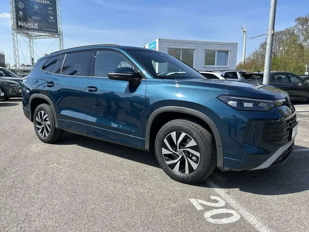 Neu VW Tayron Life 150 PS (110 kW) 2026 Blau SUV