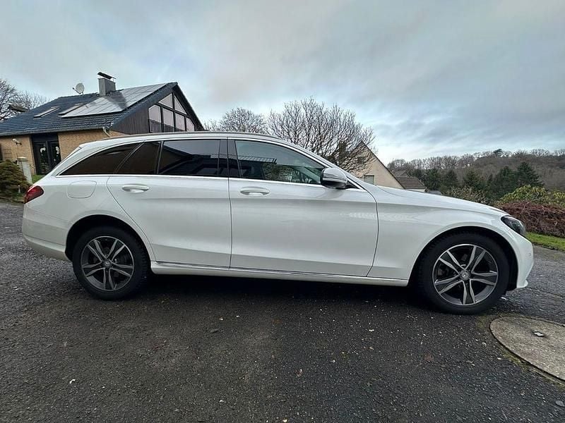 Gebraucht Mercedes C220 Avantgarde 170 PS (125 kW) 2016 Weiß Limousine