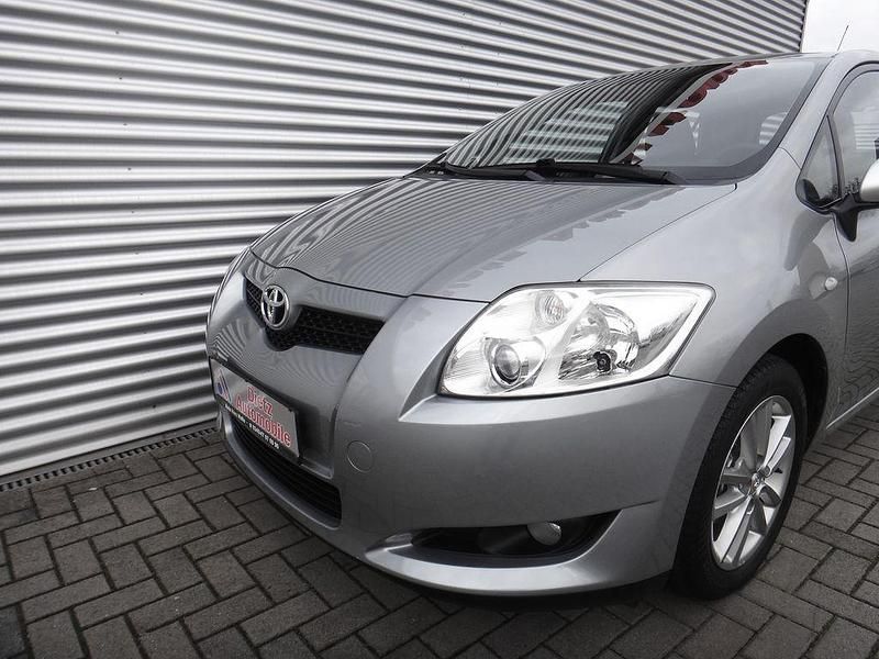Gebraucht Toyota Auris 101 PS (74 kW) 2010 Silber (metallic) Limousine