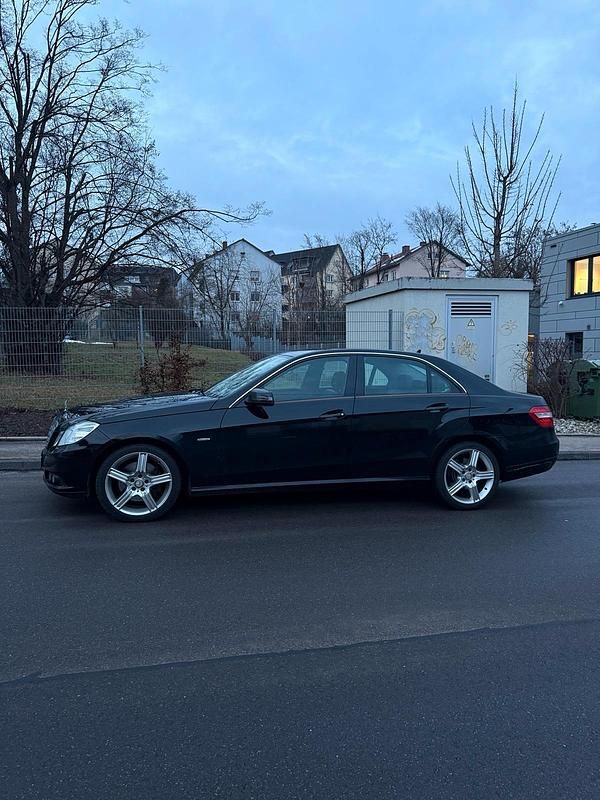 Schwarz Gebraucht 2011 Mercedes E250 Limousine | 8.900 € (Guter Preis) - Bild 1/4
