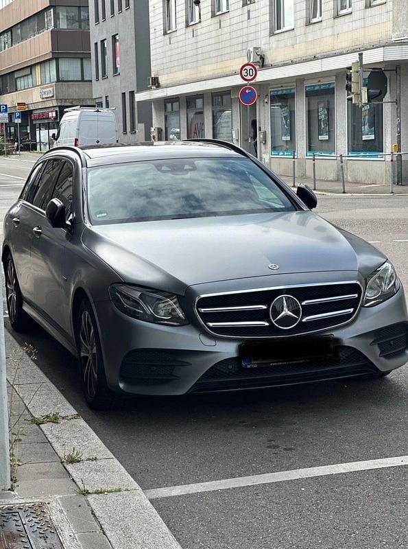 Grau Gebraucht 2019 Mercedes E300 AMG Kombi | 25.300 € (Fairer Preis) - Bild 1/4