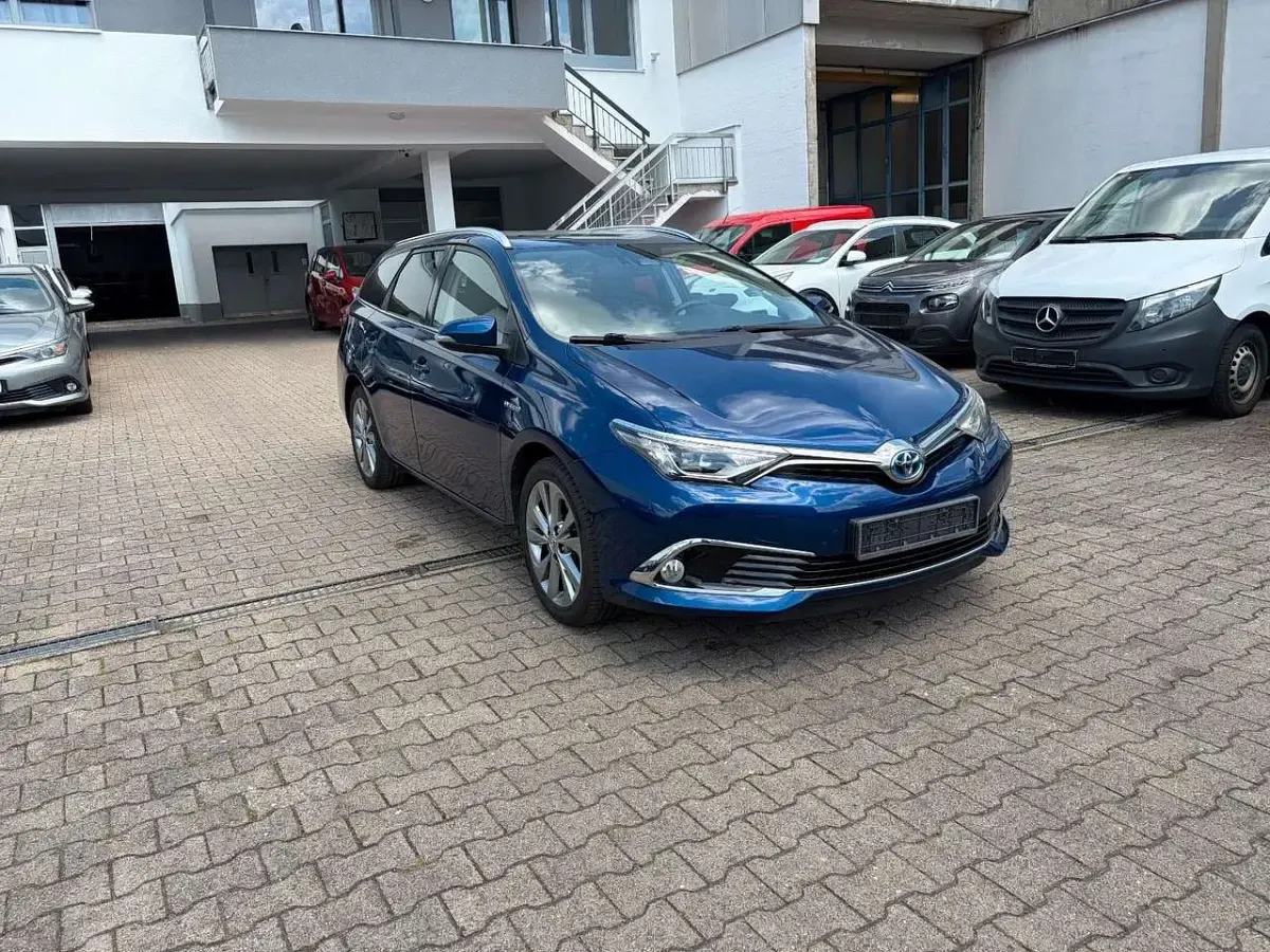 Gebraucht Toyota Auris Hybrid Executive 99 PS (72 kW) 2017 Dark blue Kombi