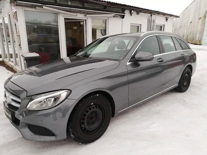Grau Gebraucht 2017 Mercedes C180 Avantgarde Limousine | 14.900 € (Superpreis) - Bild 1/4