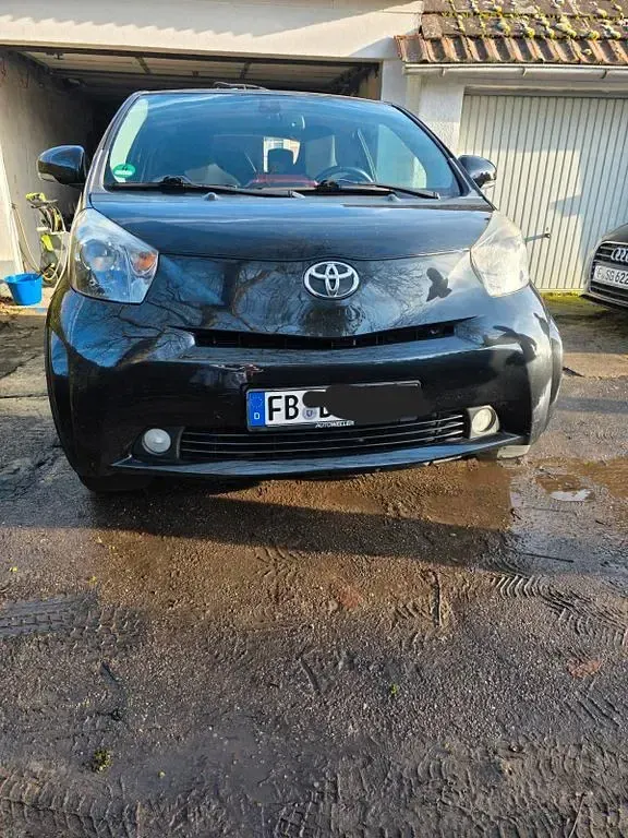 Second-hand Toyota iQ 68 CP (50 kW) 2011 Negru Hatchback