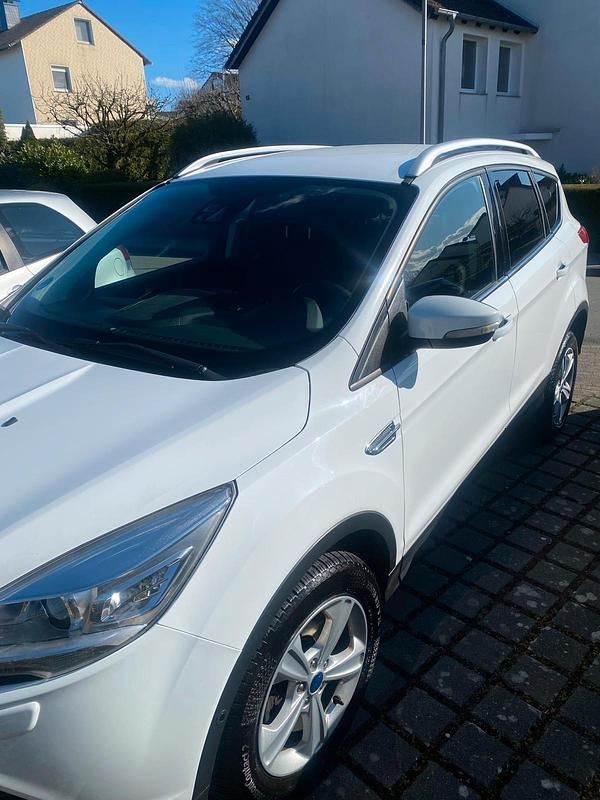 Gebraucht Ford Kuga Titanium 150 PS (110 kW) 2016 Weiß SUV