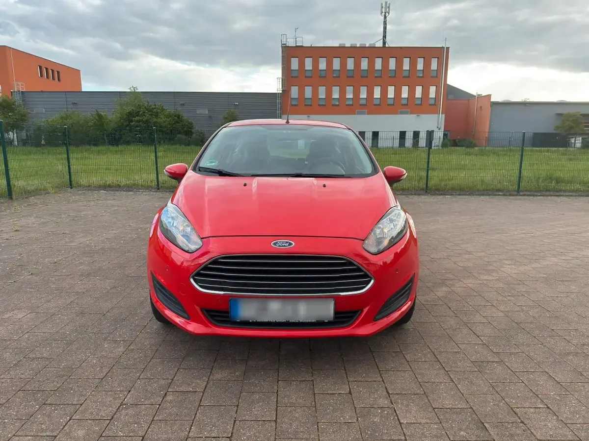 Gebraucht Ford Fiesta 80 PS (58 kW) 2014 Rot Kleinwagen
